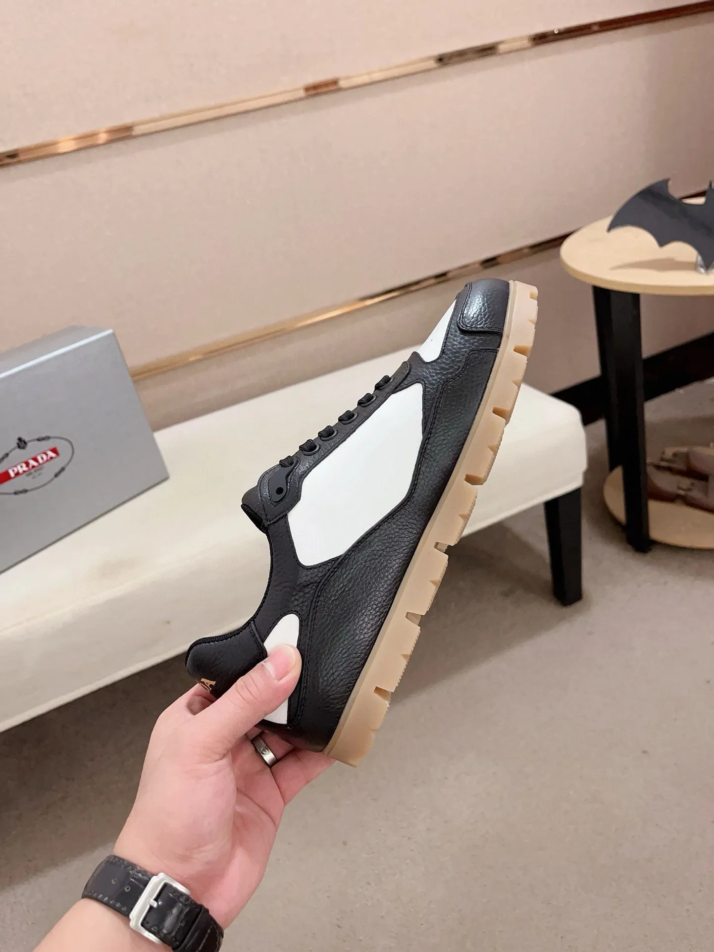 Men's shoes 💰 540💰 ✔️✔️✔️Higher version High-quality new PRADA (Prada) counters are launched at the same time. The new men's shoes and 😘 fabrics are made of high-tech glue-making technology. Lining: Full cowhide lining. 👍🏿 High-end ☄️ air-cushion molded anti-slip rubber outsole, exquisite lines, simple and elegant, comfortable and high-end for leisure travel. Code number: 38 to 44 (45 can be customized and cannot be returned or exchanged)